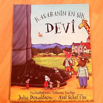 cocuklar-icin-kitap-onerileri-kasabanin-en-sik-devi-by-julia-donaldson-3-yas-ve-uzeri