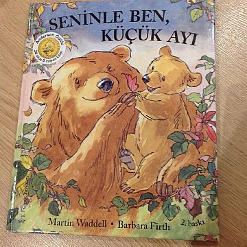 cocuklar-icin-kitap-onerileri-seninle-ben-kucuk-ayi-by-martin-waddell-2-yas-ve-uzeri